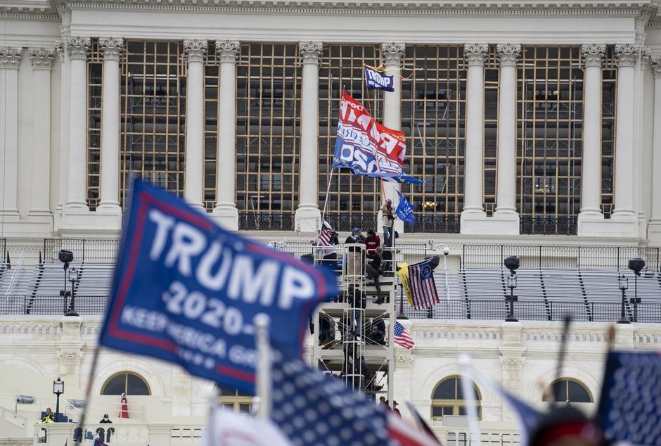 Xinhua Headlines: Chaotic, violent breach of Capitol epitomizes deep divide in U.S.