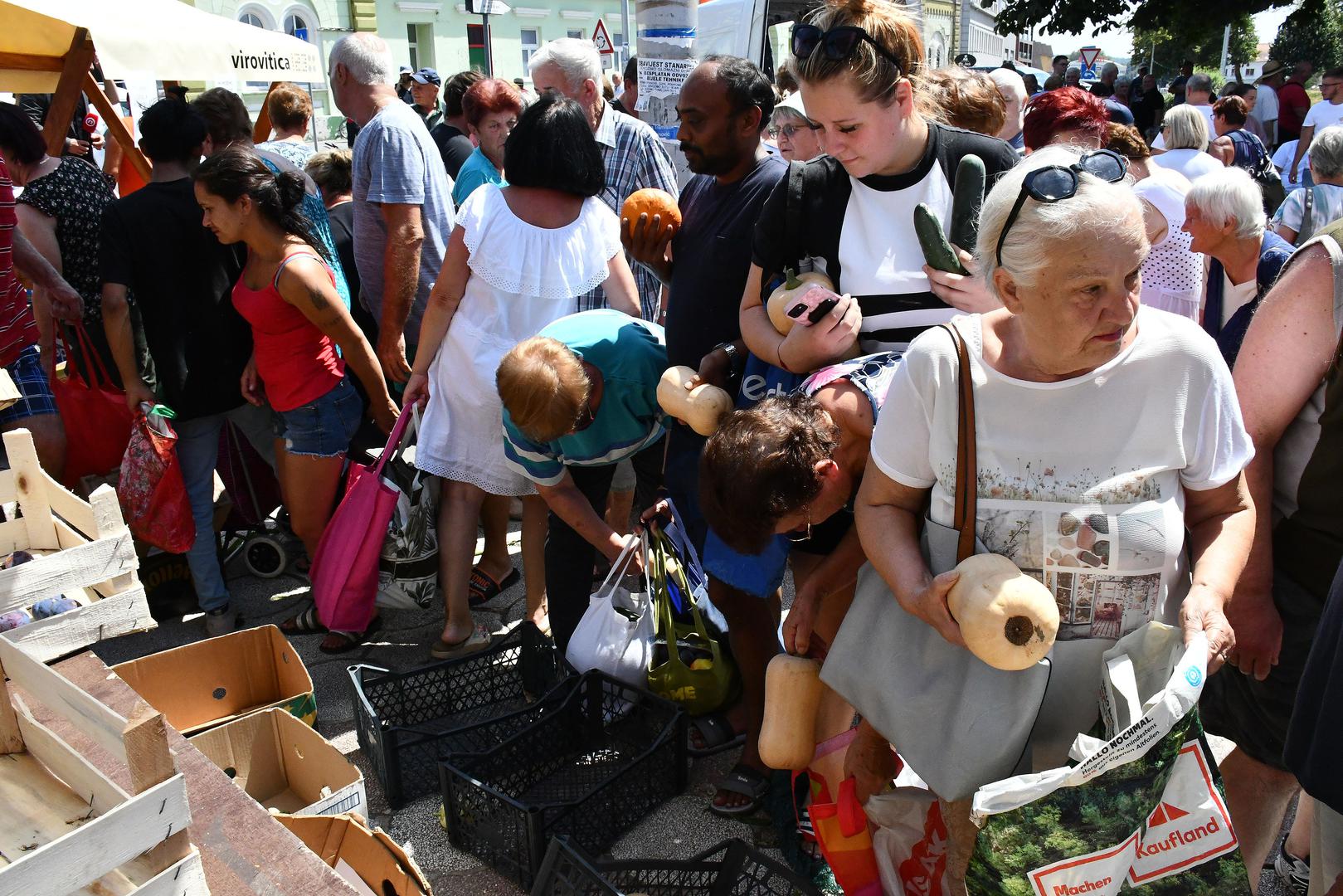 01.08.2024., Virovitica - Podravski povrtlari besplatno su od 14 sati na virovitickom Trgu kralja Tomislava dijelili povrce zainteresiranim gradjanima u znak protesta zbog nerjesavanja problema s nelojalnom konkurencijom, odnosno privilegiranja uvoznog povrca na trzistu. Photo: Ivica Galovic/PIXSELL