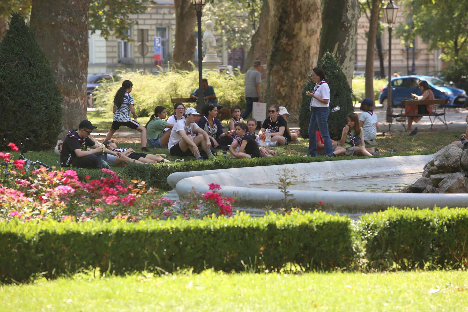 22.07.2022., Zagreb - Gradjani na razne nacine pronalaze spas od visokih ljetnih temperatura.

 Photo: Lovro Domitrovic/PIXSELL