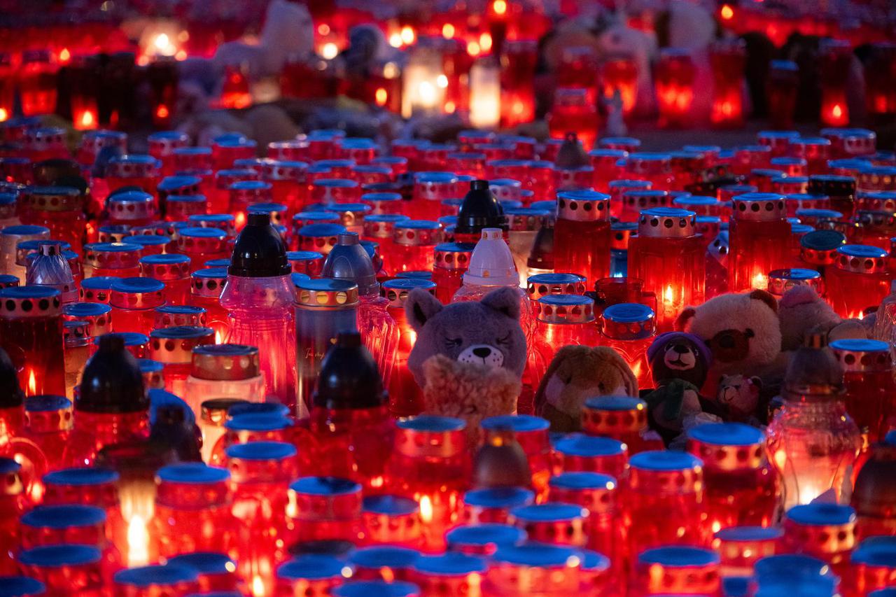 Zagreb: Građani i dalje obilaze osnovnu školu kako bi upalili svijeće na školskom igralištu