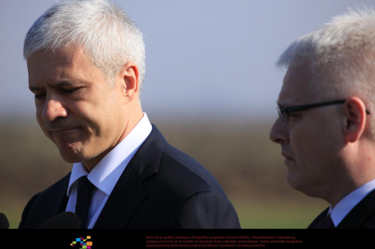 '04.11.2010. Vukovar - Predsjednik Republike Srbije Boris Tadic i predsjednik Republike Hrvatske Ivo Josipovic polozili su vijence i zapalili svijece na spomen obiljezju masovne grobnice na Ovcari. Ph