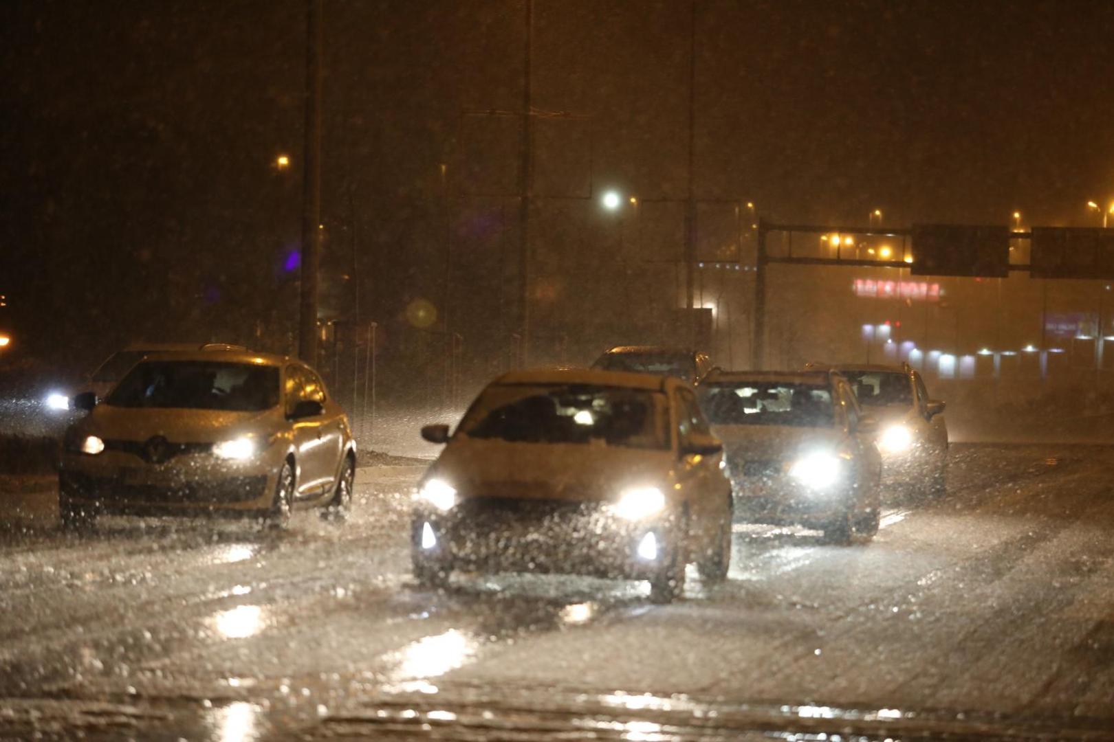 06.04.2021.,Split- Jaka, kisa, susnjezica i snijeg u kombinaciji s burom stvaraju poledicu na splitskim prometnicama.
Photo:Ivo Cagalj/PIXSELL