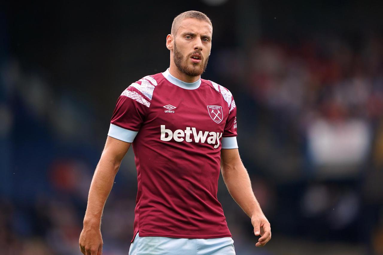 Luton Town v West Ham United - Pre Season Friendly - Kenilworth Road