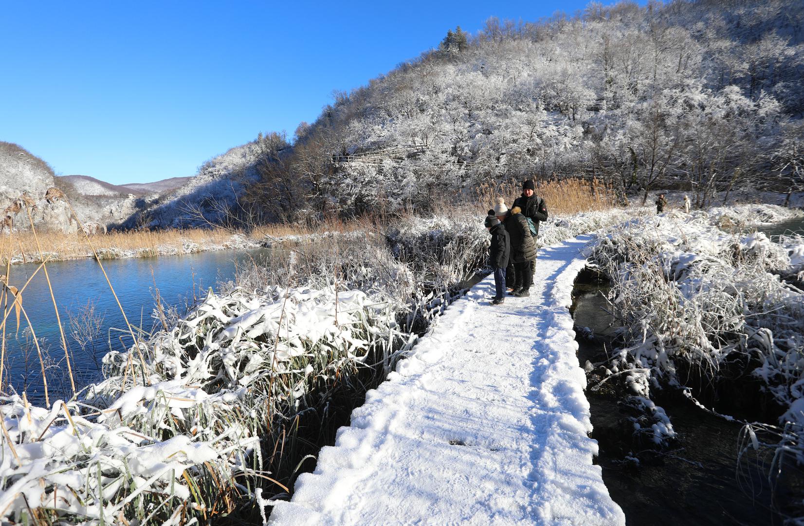 13.01.2024., Plitvicka jezera - Snijeg i debeli minusi zaledili su slapove na Plitvickim jezerima koji mame uzdahe brojnih posjetitelja. Photo: Kristina Stedul Fabac/PIXSELL