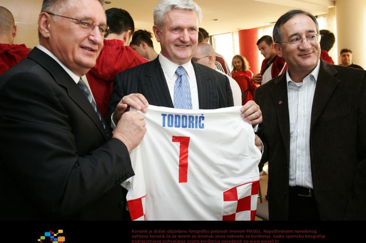 '23.10.2006.,Zagreb - Potpisivanje sponzorskog ugovora izmedju agrokora i hrvatskog rukometnog saveza.Zeljko Kavran,Ivica Todoric,Lino Cervar. Photo Jurica Galoic/24sata'