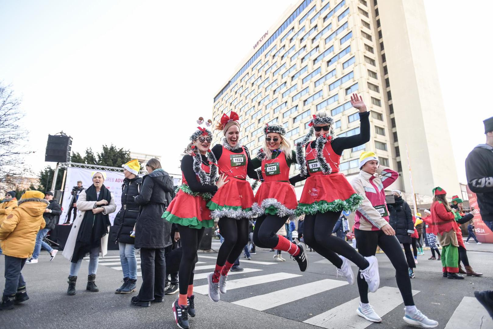 12.12.2021., Zagreb - Humanitarna i kostimirana utrka Zagreb Advent Run odrzala se u centru grada, njih vise od 2000 iz cak 29 drzava trcali su  za plemeniti cilj i pruzili podrsku zenama u borbi protiv razlicitih oblika raka. Ovogodisnji partner utrke je Udruga zena oboljelih i lijecenih od raka „Nismo same“.