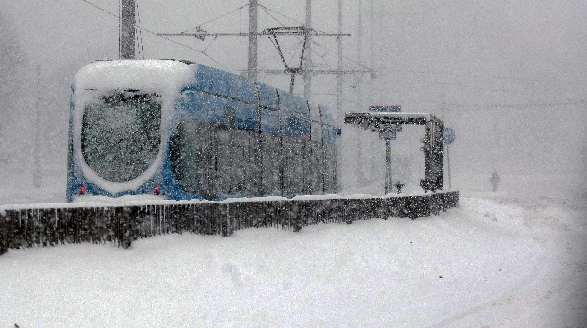 Tog jutra u 7 sati na Griču je izmjereno nevjerojatnih 38 centimetara snijega, što je Zagrepčanima priuštilo pravi zimski ugođaj. 