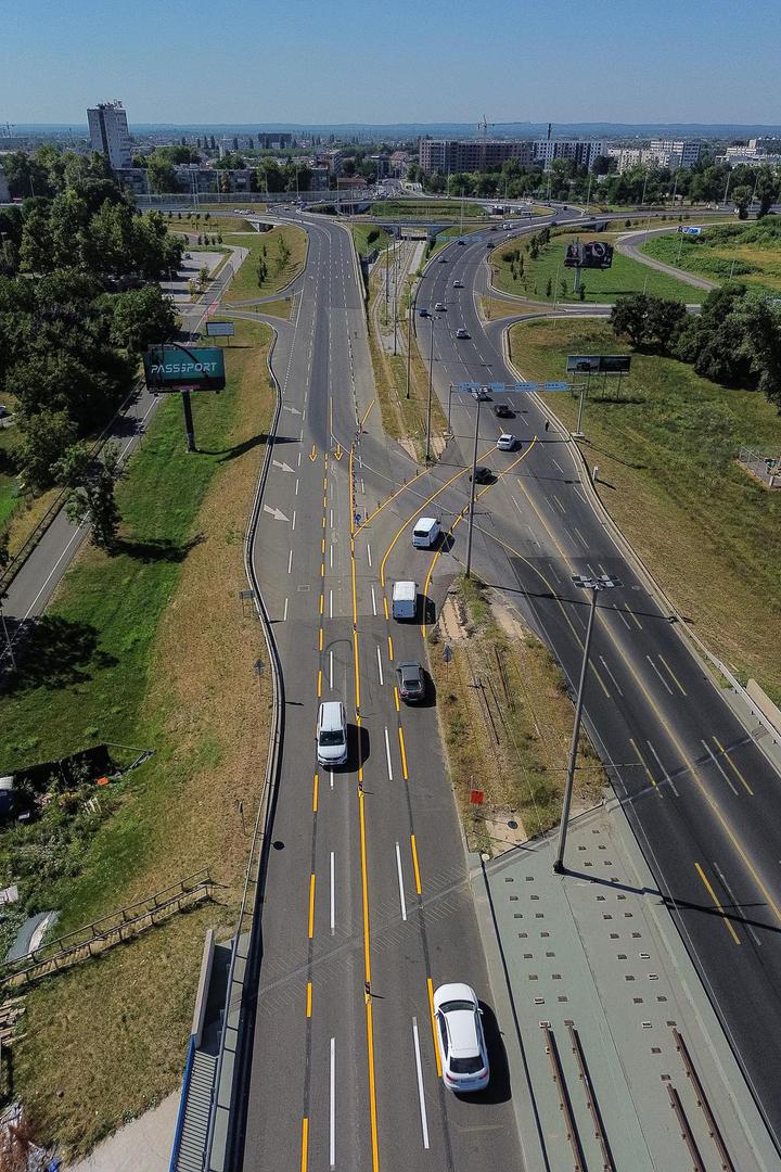 Promet se odvija po dva sužena traka u svakom smjeru