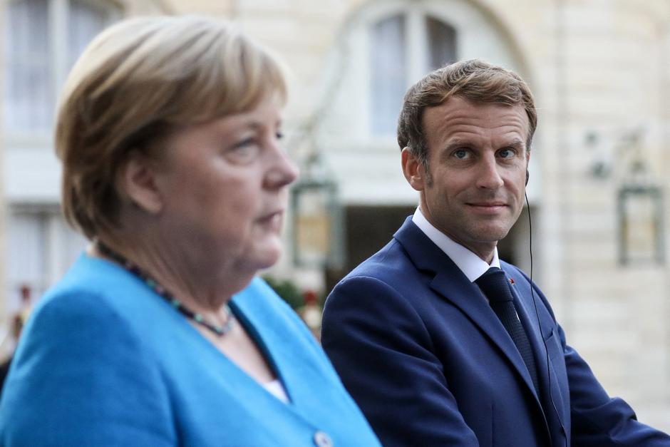 Le président Emmanuel Macron reçoit Angela Merkel, chancelière d'Allemagne,  au palais de l'Elysée à Paris