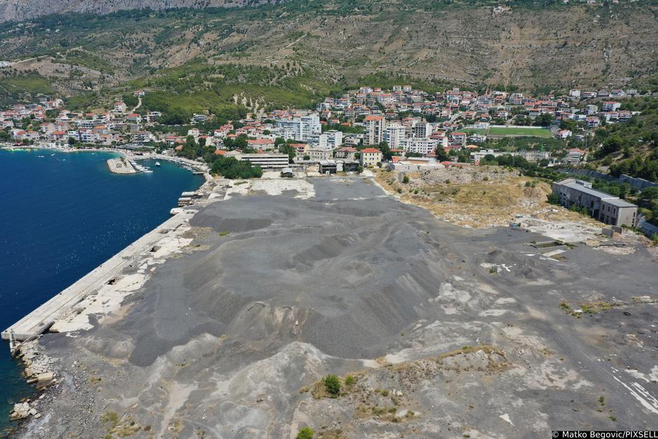 Pogled iz zraka na otpadni materijal propale tvornice ferolegura u Dugom Ratu