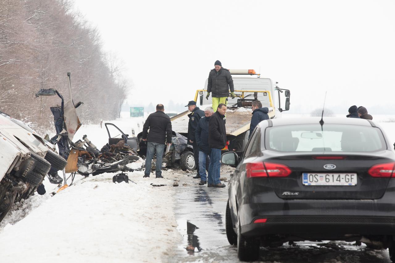 Sudar minibusa i automobila kod Donjeg Miholjca