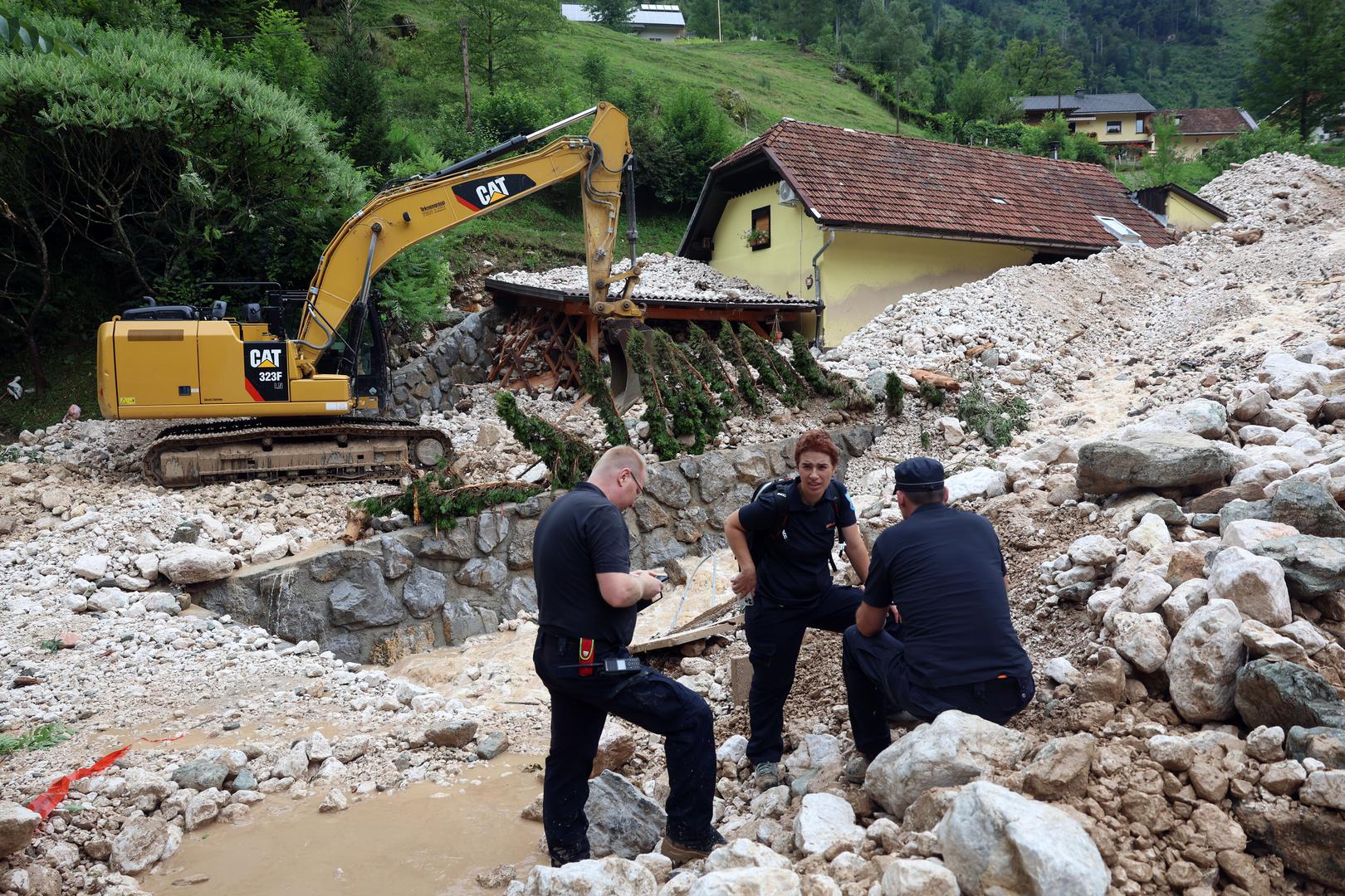 Načelnik Rok Roblek procjenjuje da će danas u sanaciji sudjelovati više od 100 pripadnika raznih službi i volontera.