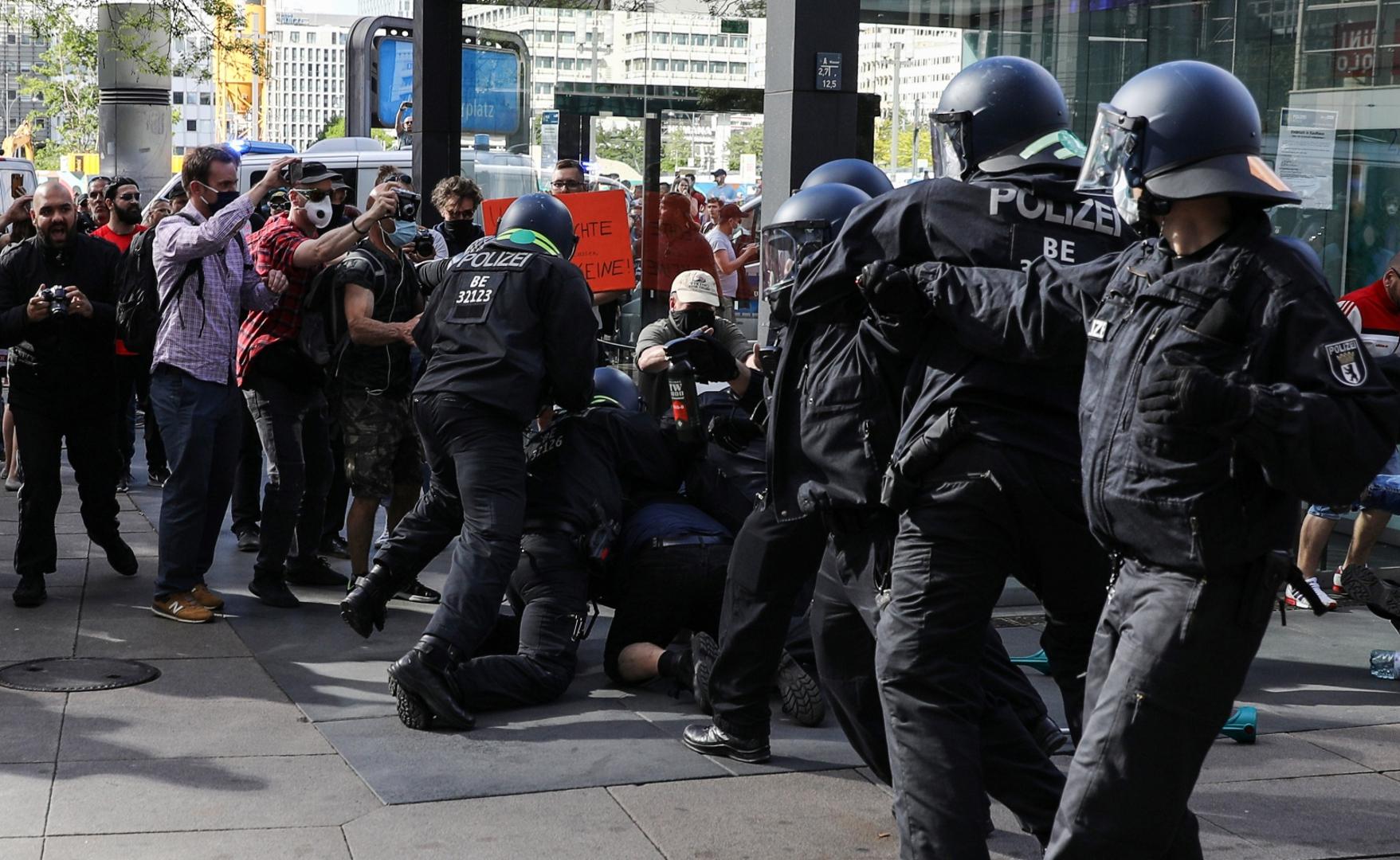 Protest during the coronavirus disease (COVID-19) outbreak in Berlin A protester is detained by police officers during a demonstration at Alexanderplatz, amid the spread of the coronavirus disease (COVID-19), in Berlin, Germany, May 9, 2020. REUTERS / Christian Mang CHRISTIAN MANG