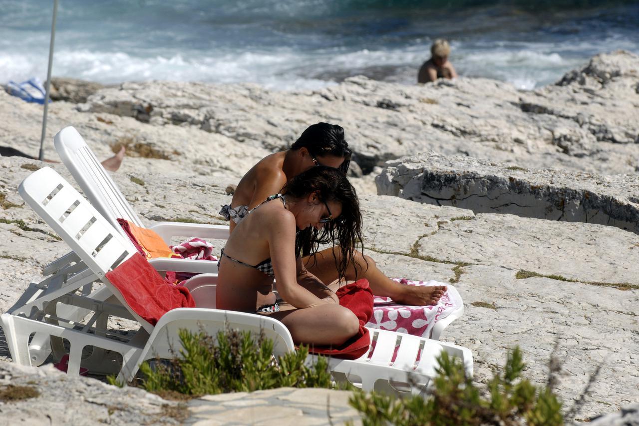 15.07.2012., Losinj - Turisti uzivaju u moru na predjelu otoka Losinja Cikat.  Photo: Goran Kovacic/PIXSELL