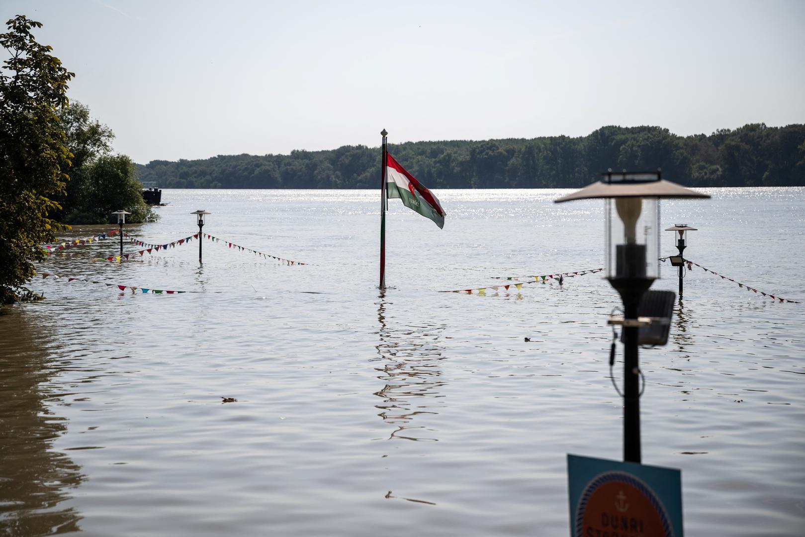 The terrace of a restaurant flooded by the Danube River is seen in Veroce, Hungary, September 19, 2024. REUTERS/Marton Monus Photo: MARTON MONUS/REUTERS