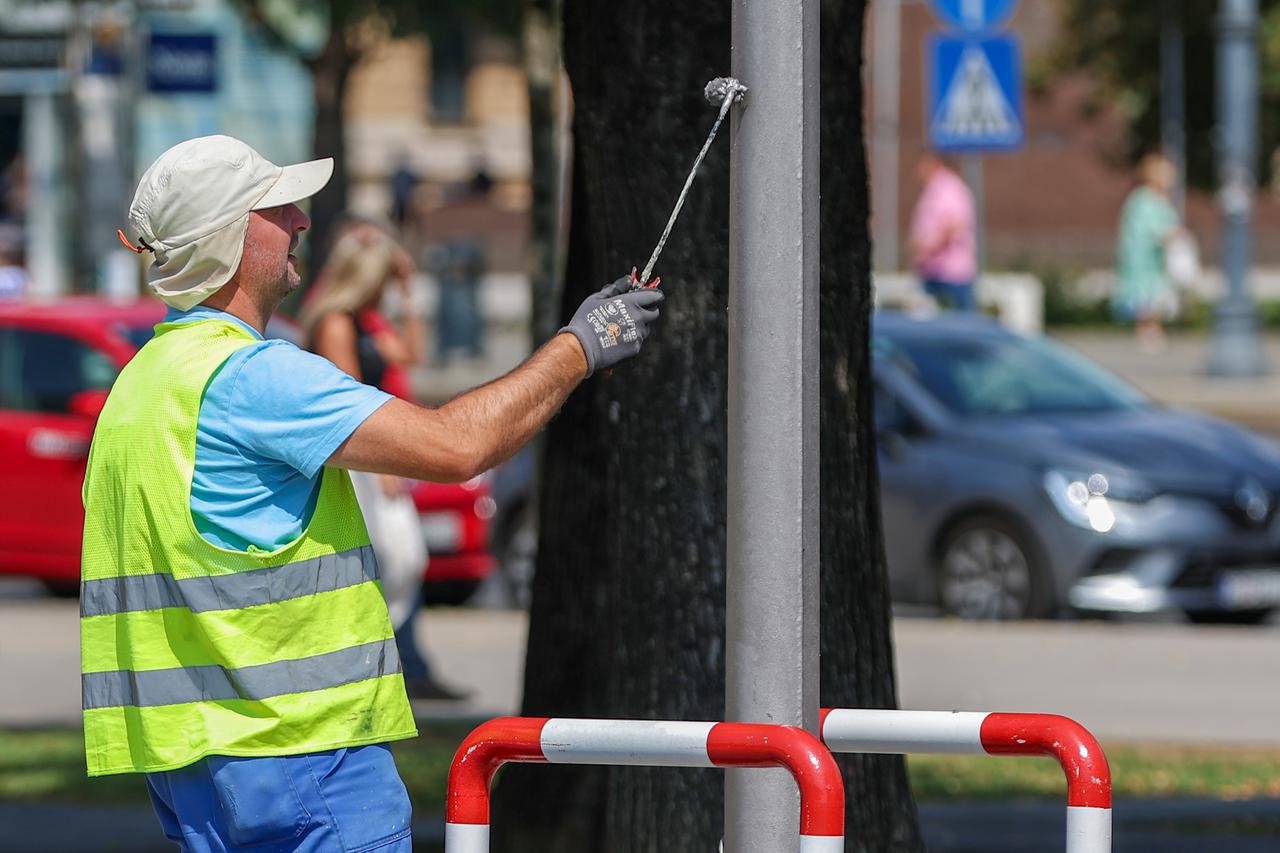 Zagreb: Radnici farbaju rasvjetne stupove