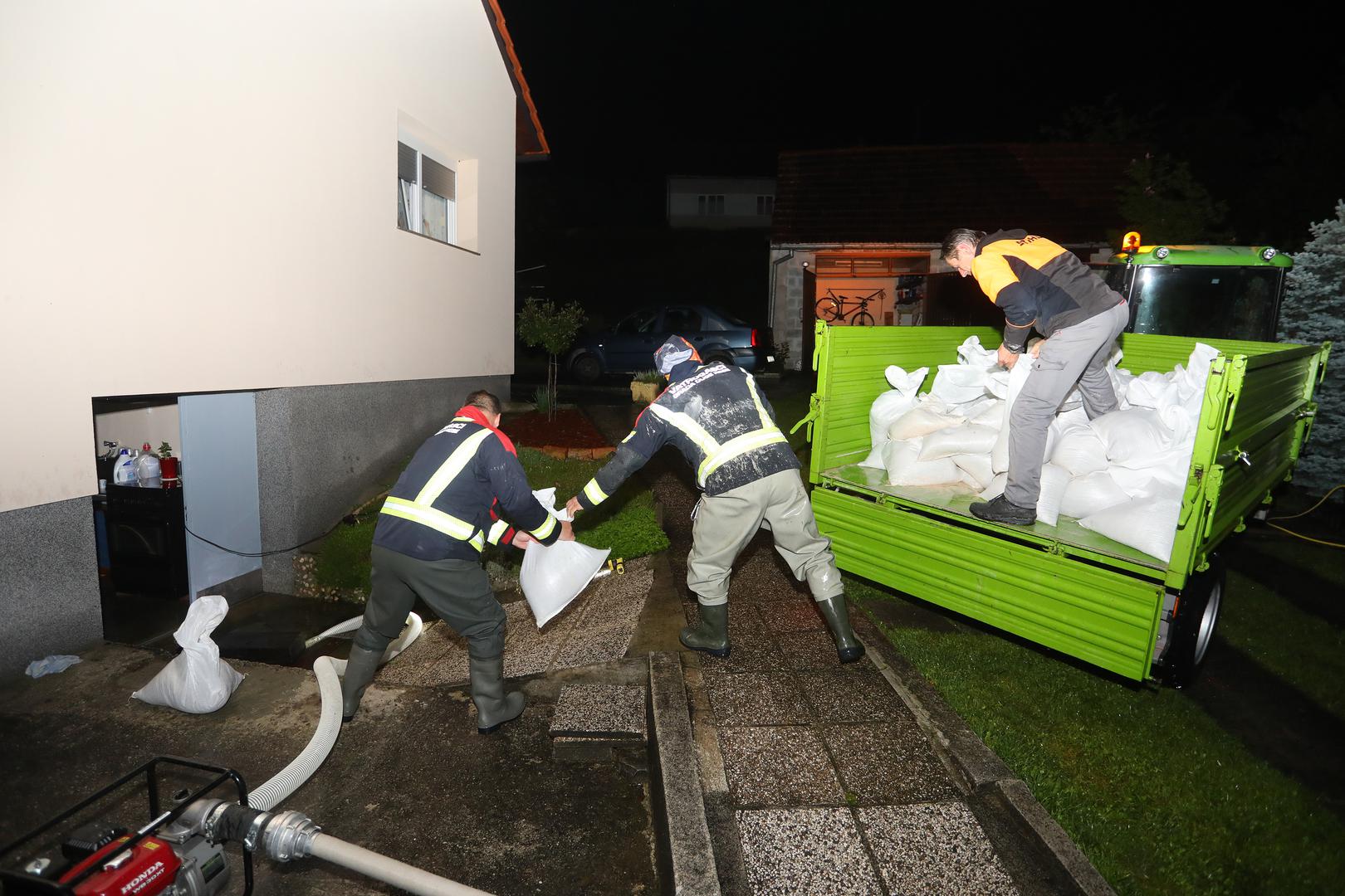 16.05.2023., Duga Resa - Zbog visokog vodostaja rijeke Mreznice poplavljena su brojna naselja oko Duga Rese. U Gornjem Mrzlom Polju brojne kuce su odsjecene i nema struje. Vatrogasci i HGSS  ispumpavaju vodu iz podruma kuca i dovoze vrece sa pijeskom. Photo: Kristina Stedul Fabac/PIXSELL