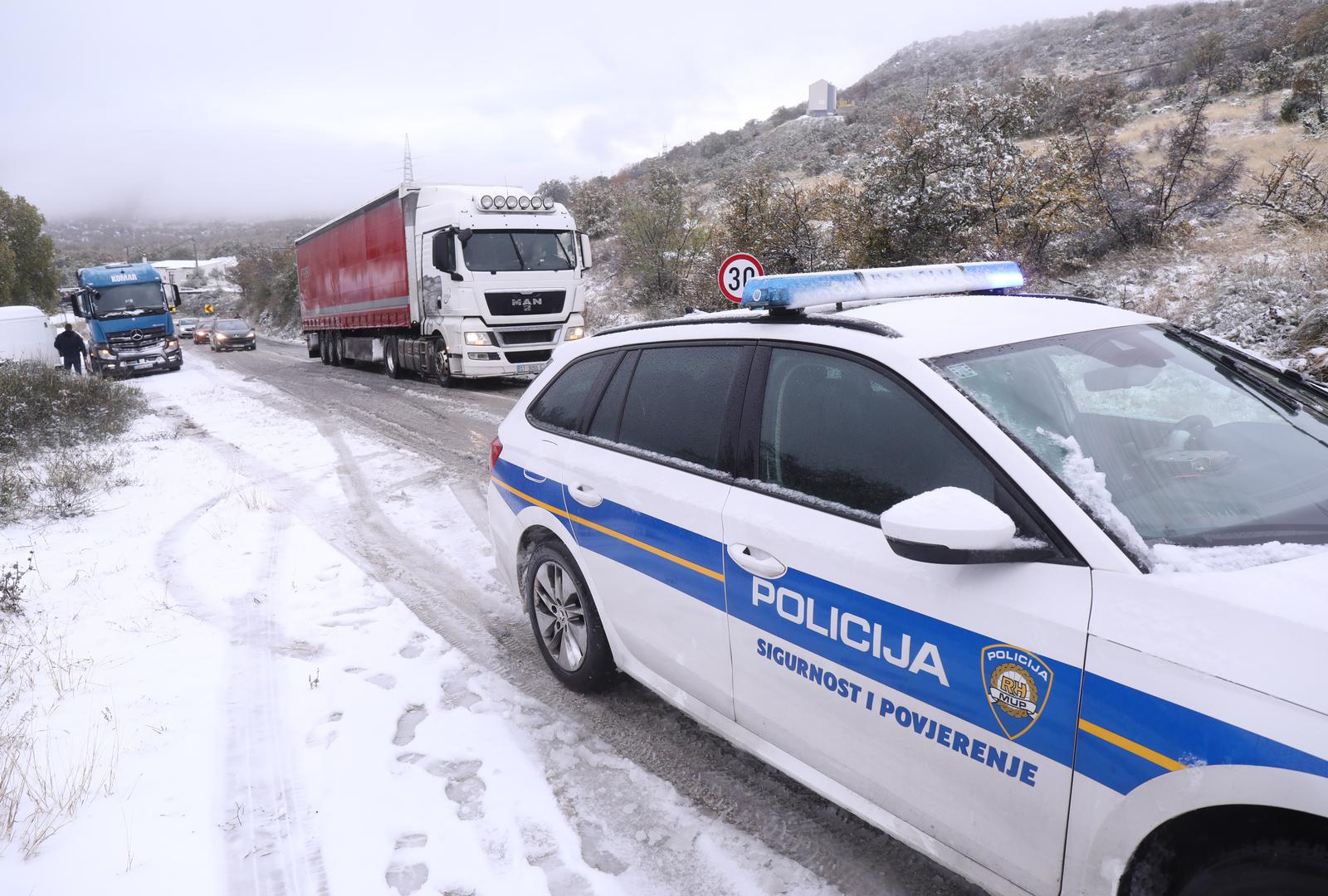 Klis: Policija regulira otežani promet zbog snijega, bure i poledice