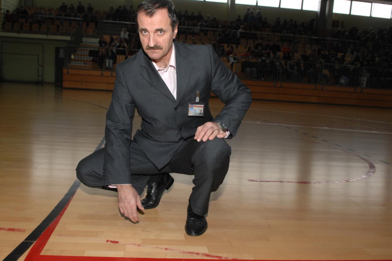 '17.11.2010. Srednja skola Krapina, Krapina - Djelatnici i kosarkasi Kosarkaskog kluba Krapina unistili su parket u sportskoj dvorani Srednje skole Krapina. Stare linije su brisali obicnim razrijedjiv