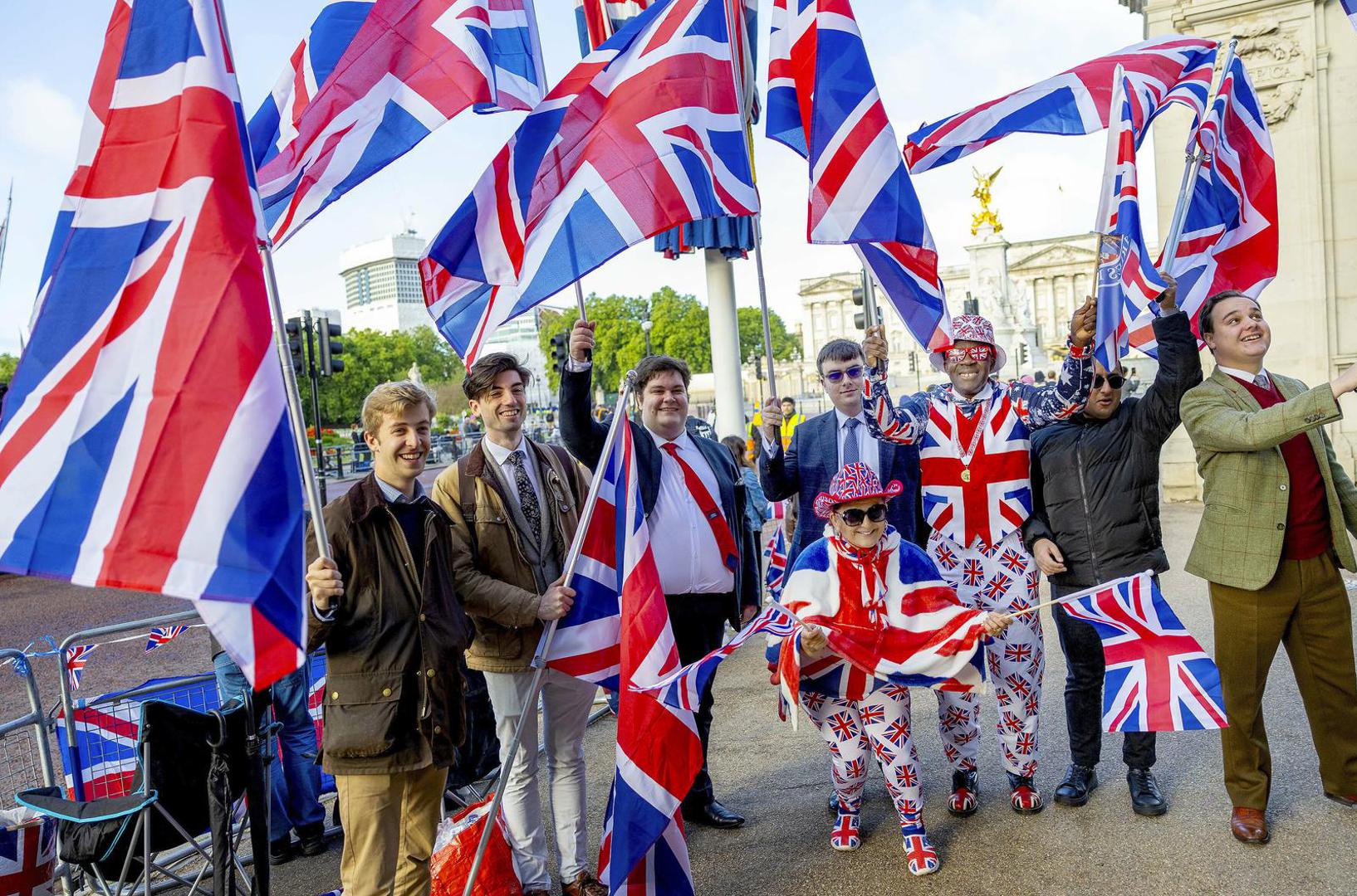 Događanje Trooping the Colour velika je proslava u Velikoj Britaniji te se odvija kao proslava rođendan monarha, a na ulicama okuplja brojne građane.