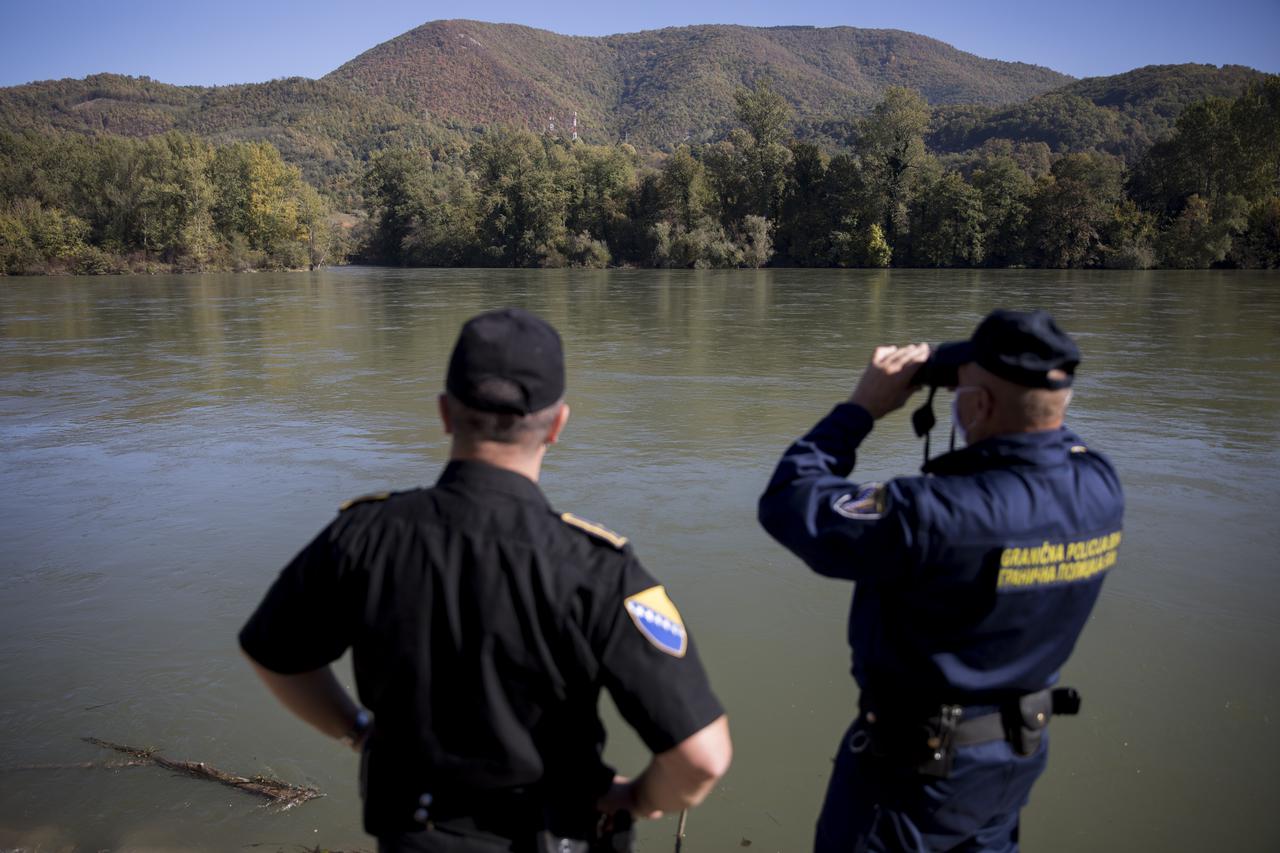 Patrola s graničnom policijom BiH u Zvorniku, mjestu na kojem preko Drine ulazi najviše migranata