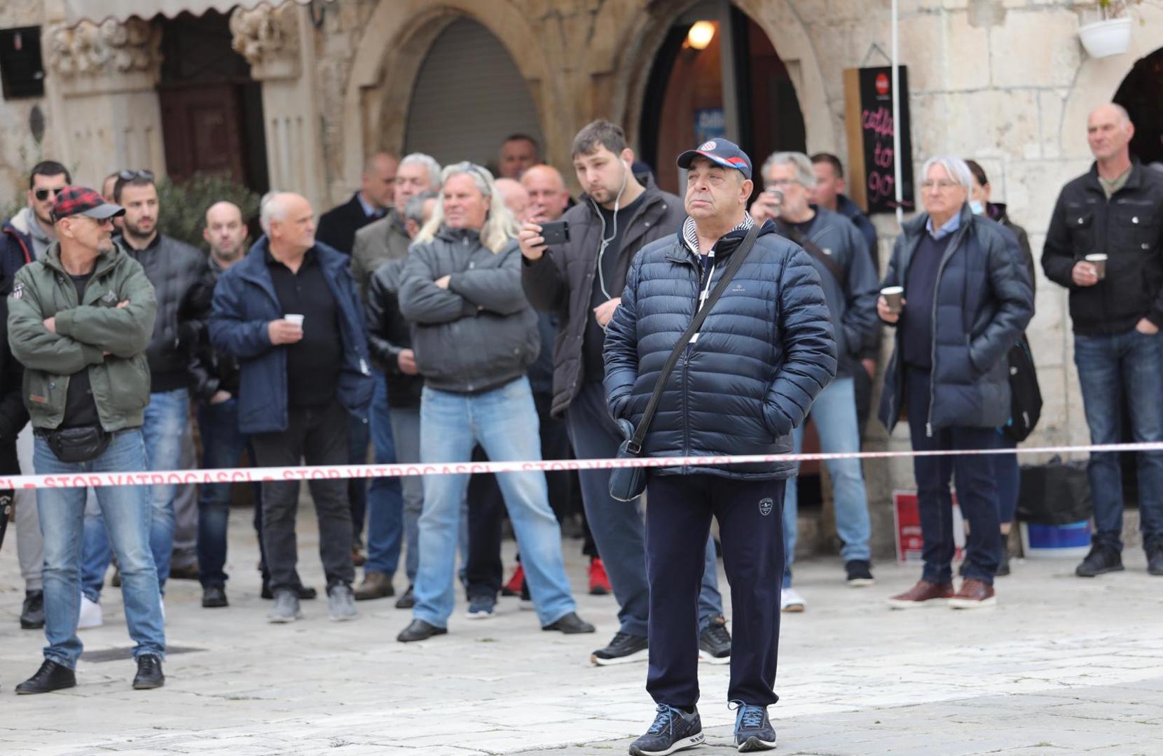 20.02.20220.,Trogir - Na trgu Ivana Pavla II odrzan mirni prosvjed radnika Brodotrogira na kojima su im se obratili predstavnici sindikata,radnika,branitelja i trogirani koji su to zeljeli.
Photo:Ivo Cagalj/PIXSELL