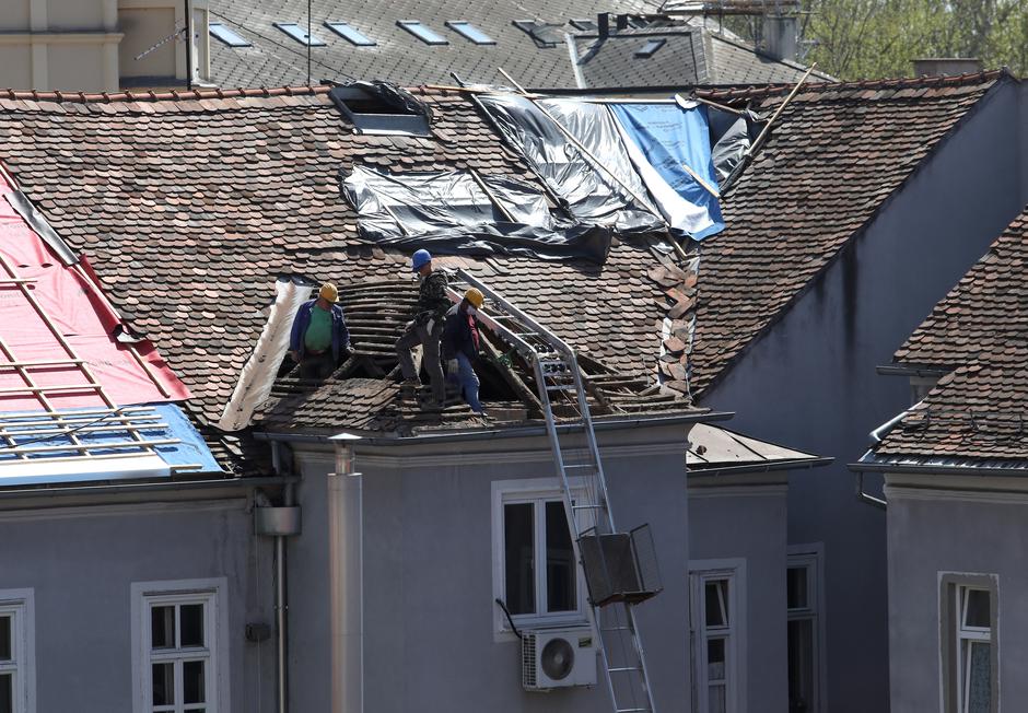 Radovi na zgradama stradalima u potresu i raščišćavanje ulica još traje.Radnici Zagrebačkih cesta uklanjaju šutu i građevinski otpad