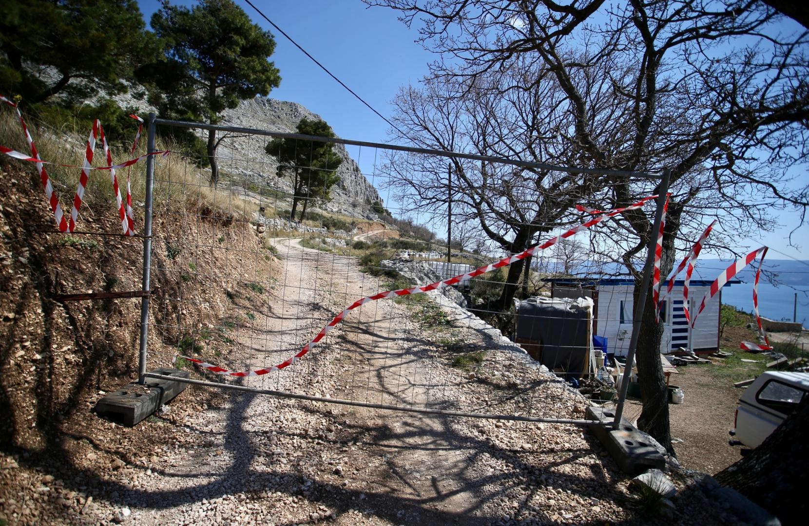 04.04.2020., Split - Zatvoren zaobilazni makadamski put izmedju Krila i Gornje Podstrane koji su pojedincki koristili kao alternativu nakon uvodjenja kontrolnog punkta u Mutograsu na cesti izmedju Omisa i Splita koji je postavljen u svrhu smanjenja opasnosti od sirenja koronavirusa. Photo: Ivo Cagalj/PIXSELL