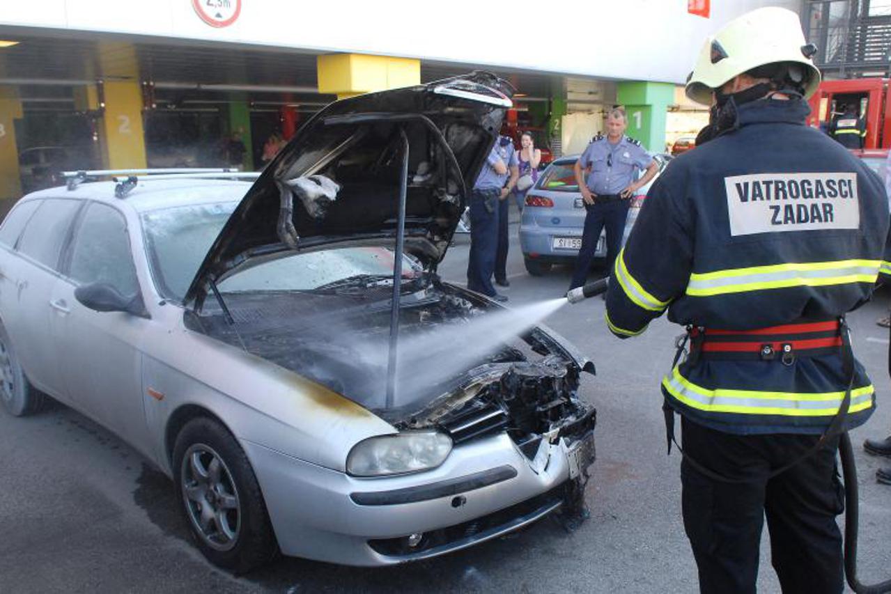 zadar, zapalio se auto