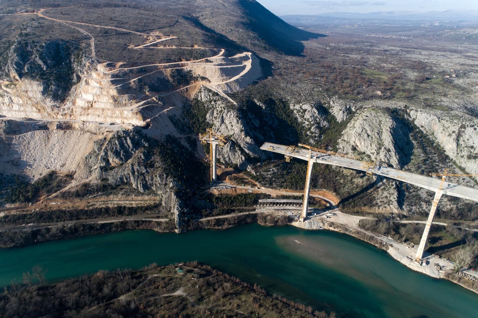 05.01.2023., Pocitelj, Bosna i Hercegovina - Radovi na mostu Pocitelj, jednom od najvecih infrastrukturnih projekata na Koridoru 5C, jos uvijek traju, iako je trebao biti zavrsen u 03. mjesecu prosle godine. Most Pocitelj duzine 980m i visine 100m, a gradi se u sklopu poddionice Pocitelj - Zvirovici. Photo: Armin Durgut/PIXSELL