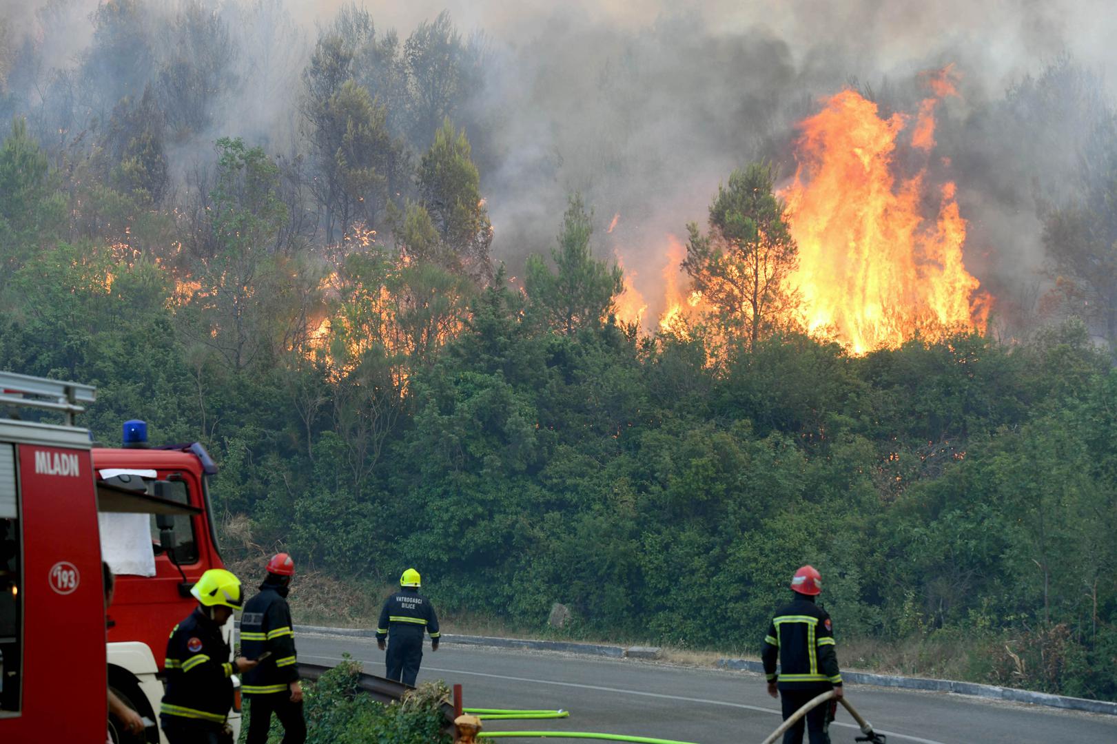 13.07.2022., Zaton - Pozar koji je buknuo kod Vodica prosirio se prema Zatonu gdje su ugrozene kuce, a vatrogasci se bore s vatrom pored ceste pema Zatonu. Photo: Hrvoje Jelavic/PIXSELL