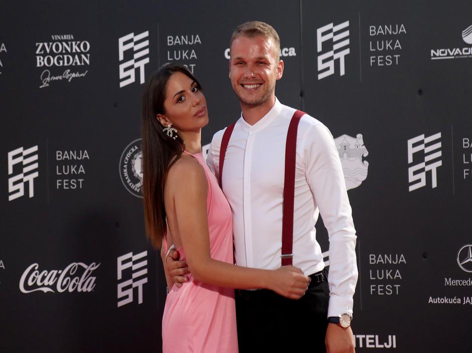 On the second evening of the first international music festival - Banja Luka fest on the stage of the Kastel fortress, Zvonko Bogdan performed with the Grand Tamburitza Orchestra. 

Druge veceri prvog internacionalnog muzickog festivala - Banjaluka fest  