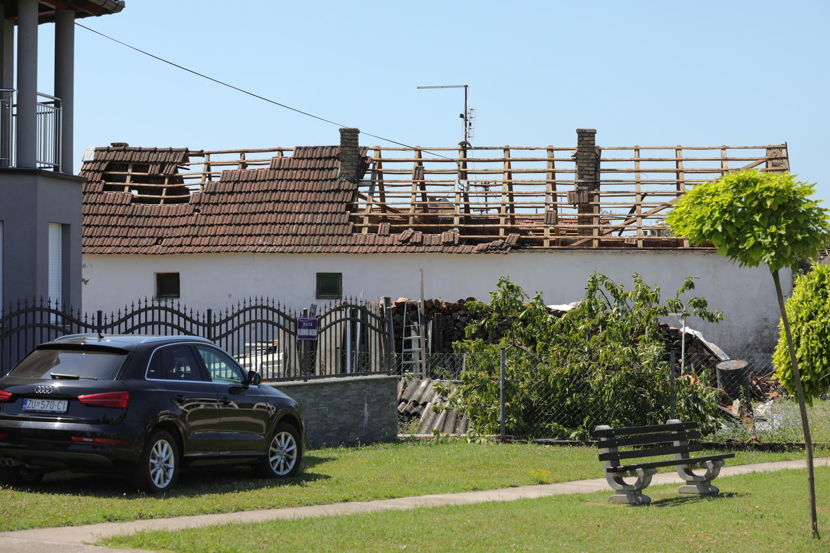 20.07.2023., Vinkovci - Gradiste, Andrijasevci i Cerna slavonska sela koja su jako strradala od posljednjeg olujnog nevremena. Stanovnici pokusavaju sanirati stetu. Photo: Dubravka Petric/PIXSELL