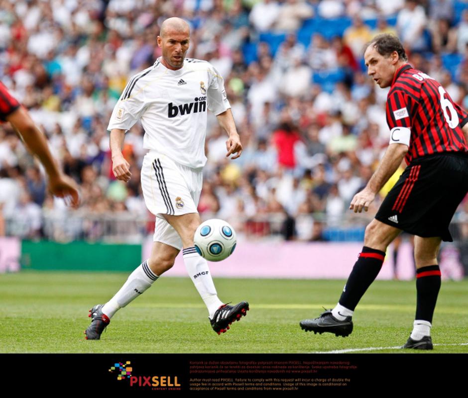 'Madrid (30/05/10).- Estadio Santiago Bernabeu..Corazon Classic Match 2010.Real Madrid Veteranos 4- Milan Glorie 3.Zinedine Zidane y Franco Baresi...Photo: Alex Cid-Fuentes/ / nph. *** Local Caption *