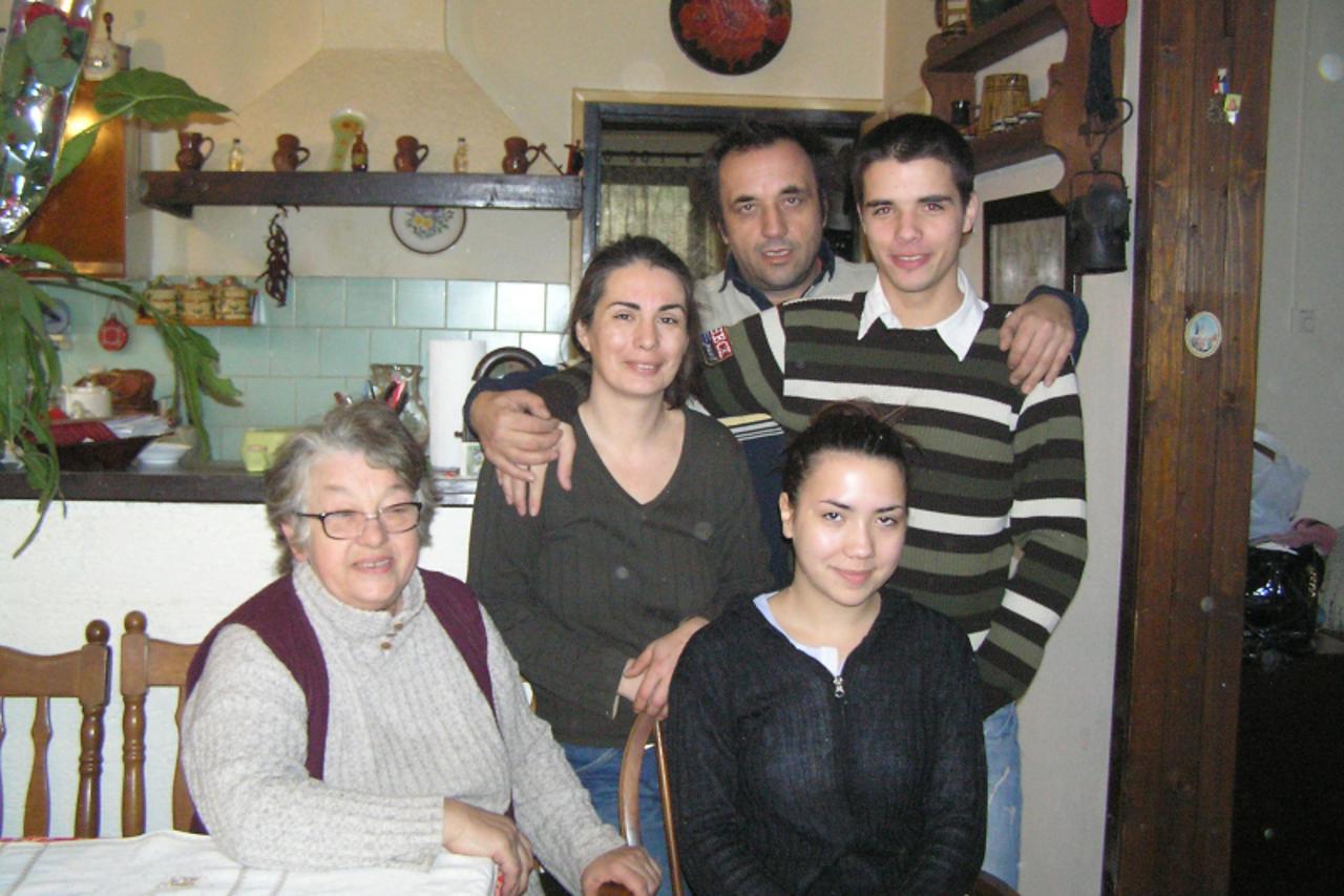 'zagorje - 16. 02. 2011.,Ladislavec, Hrvatska -obitelj Roginic (baka Jasna, Andrea, Zdenko, sin Stjepan Luka i kci Lucija)'