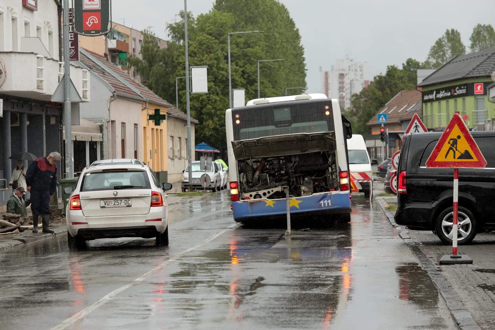 20.05.2021., Osijek - Jutros je pod tezinom autobusa GPP-a popustio asfalt u Ulici kralja Petra Svacica. Photo: Dubravka Petric/PIXSELL