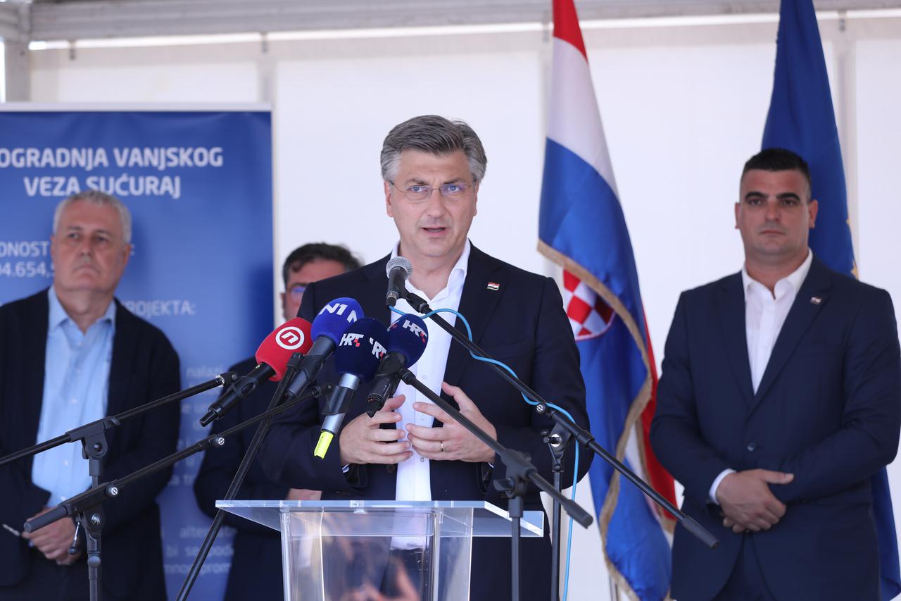 Premijer Plenković na svečanom otvorenju  preuređenog lukobrana u Sućurju