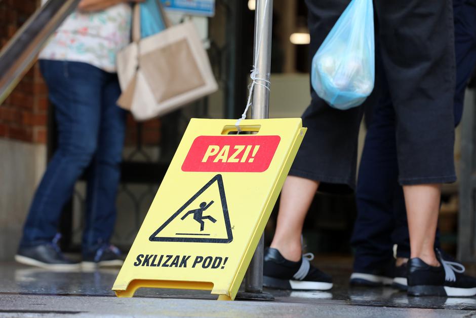 Rijeka: Znak upozorenja "Pazi! Sklizak pod!" postavljen na ulazu u ribarnicu