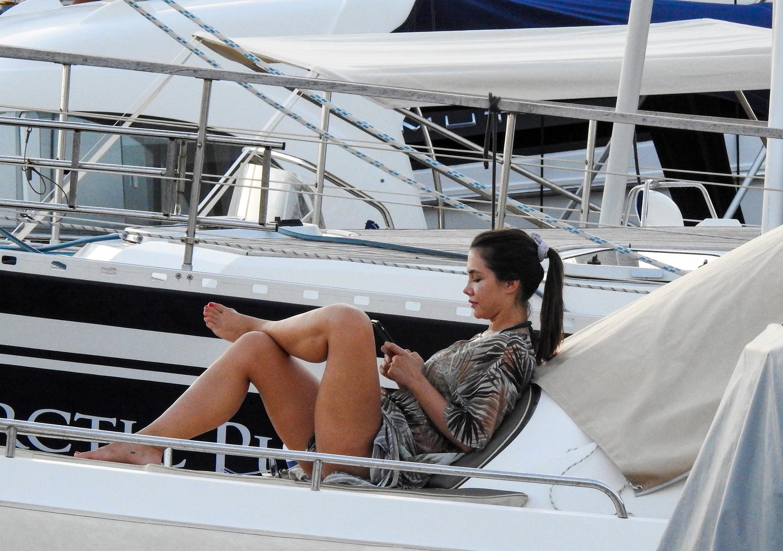 Voditeljica i bivša Miss Universe te njezin suprug poduzetnik nakon kupanja na plaži odmarali su se na svom brodu. 