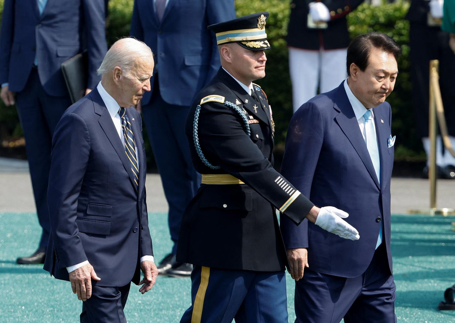 U.S. President Joe Biden and South Korea's President Yoon Suk Yeol walk during an official White House State Arrival Ceremony on the South Lawn of the White House in Washington, U.S. April 26, 2023.  REUTERS/Jonathan Ernst Photo: JONATHAN ERNST/REUTERS