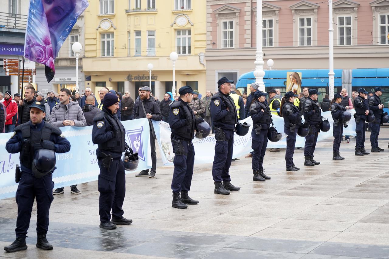 Zagreb: Muška molitva krunice te protuprosvjed na Trgu bana Jelačića 