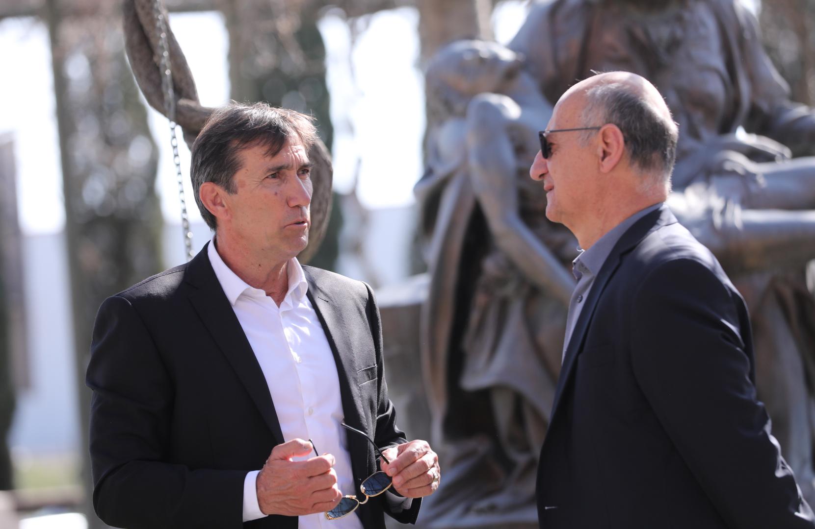 22.03.2023., Split - Posljednji ispracaj Petra Nadoveze na groblju Lovrinac. Zlatko Vujovic, Sime Luketin  Photo: Ivo Cagalj/PIXSELL