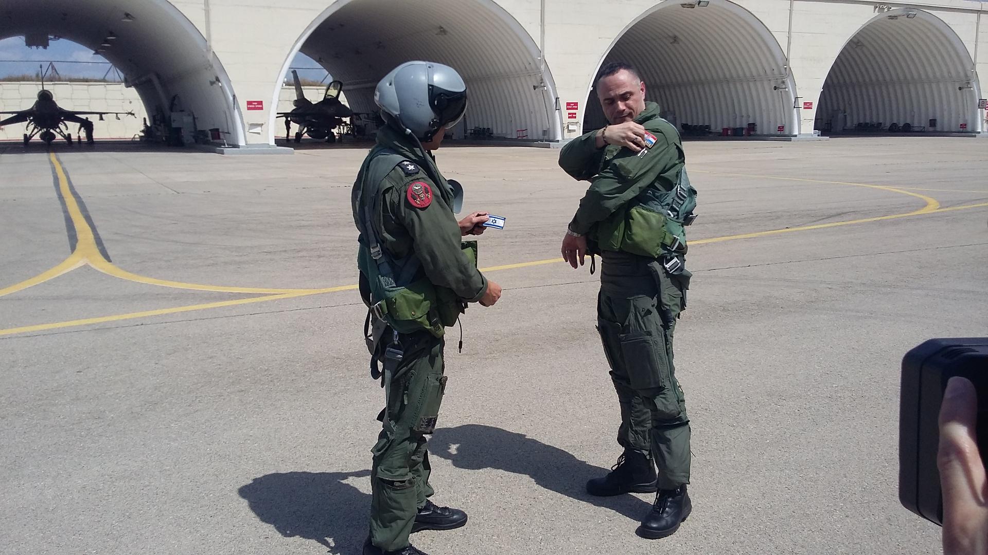 Trenutak za povijest kada izraelski vojni pilot i naš pukovnik HRZ-a Željko Ninić istodobno skidaju s ramena zastave svojih zemalja i razmjenjuju ih uvertira je u dolazak 12 zrakoplova F-16 C/D Barak