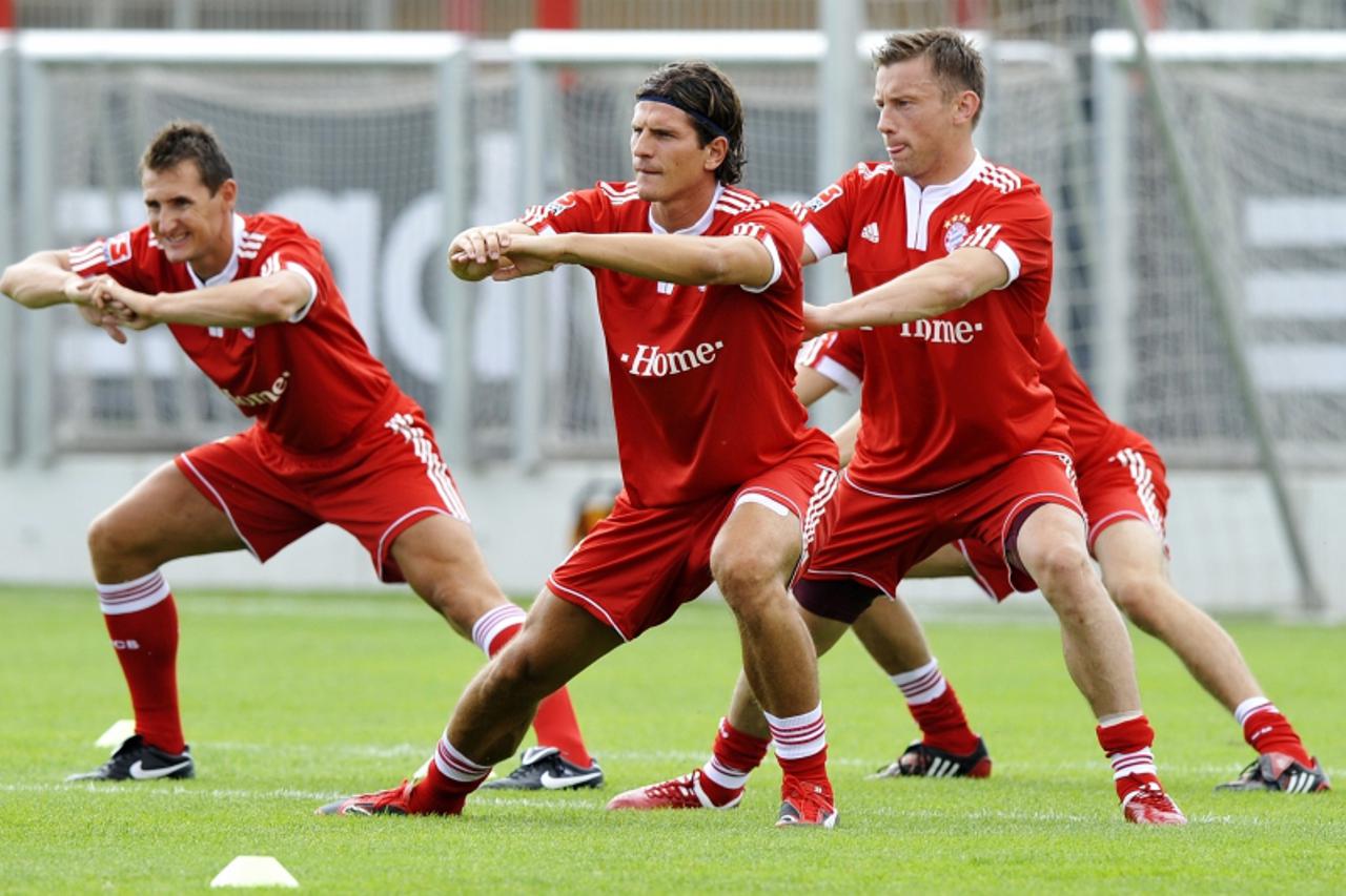 'Bayern Munich\'s Miroslav Klose (L) and new recruits Mario Gomez (C) and Croatia\'a Ivica Olic warm up during a training session, on July 1, 2009 in Munich. The 2009/2010 first division Bundesliga fo