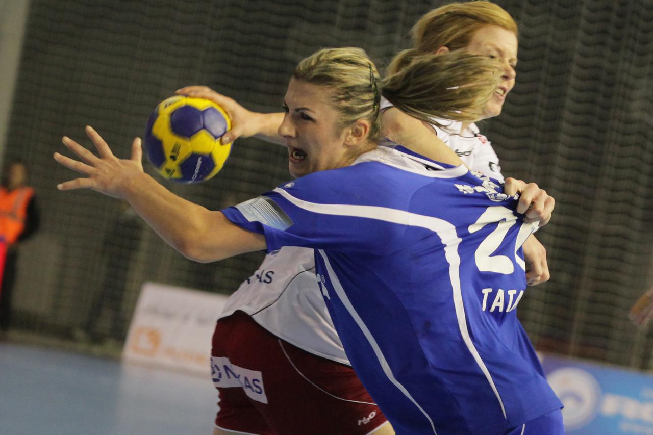 29.10.2011., Koprivnica - 4. kolo EHF Lige prvaka, sportska dvorana Gimnazije Fran Galovic, RK Podravka vs RK Larvik, (plavi dres) Miranda Tatari i Lene Rantala. Photo: Marijan Susenj/PIXSELL