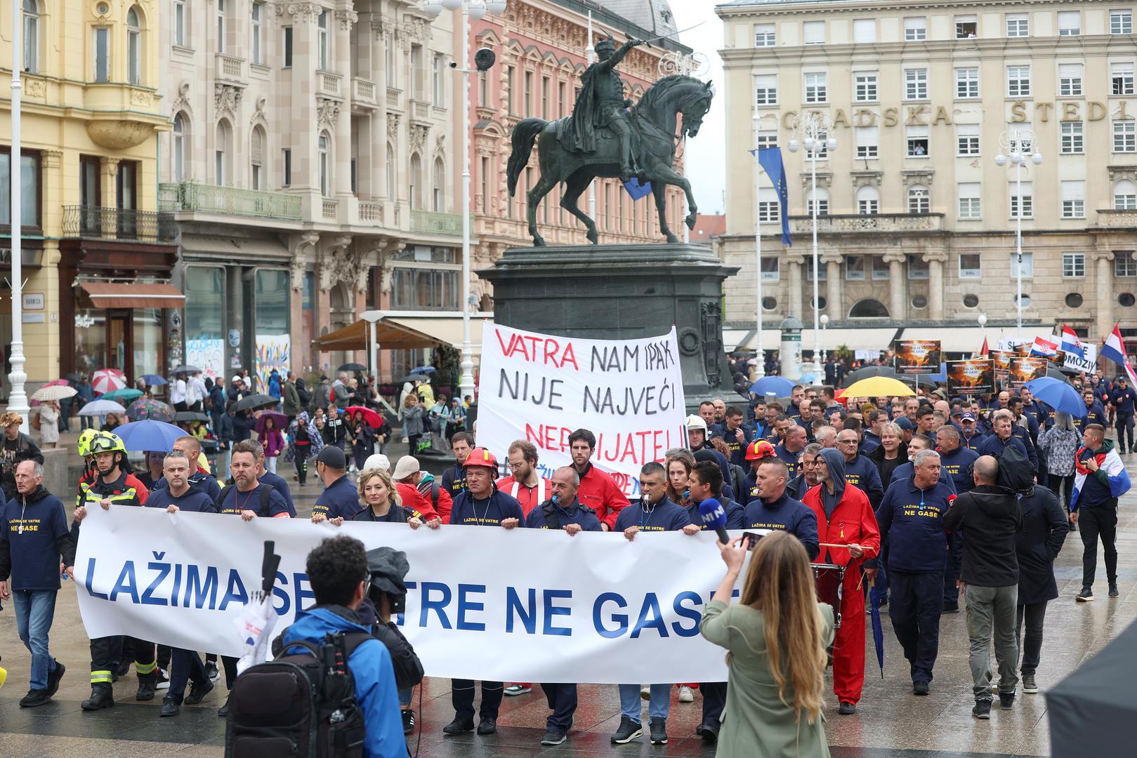 03.05.2024., Zagreb - Koordinacija sindikata i udruga profesionalnih vatrogasaca organizirala je prosvjed vatrogasaca na Trgu sv. Marka.  Photo: Sanjin Strukic/PIXSELL