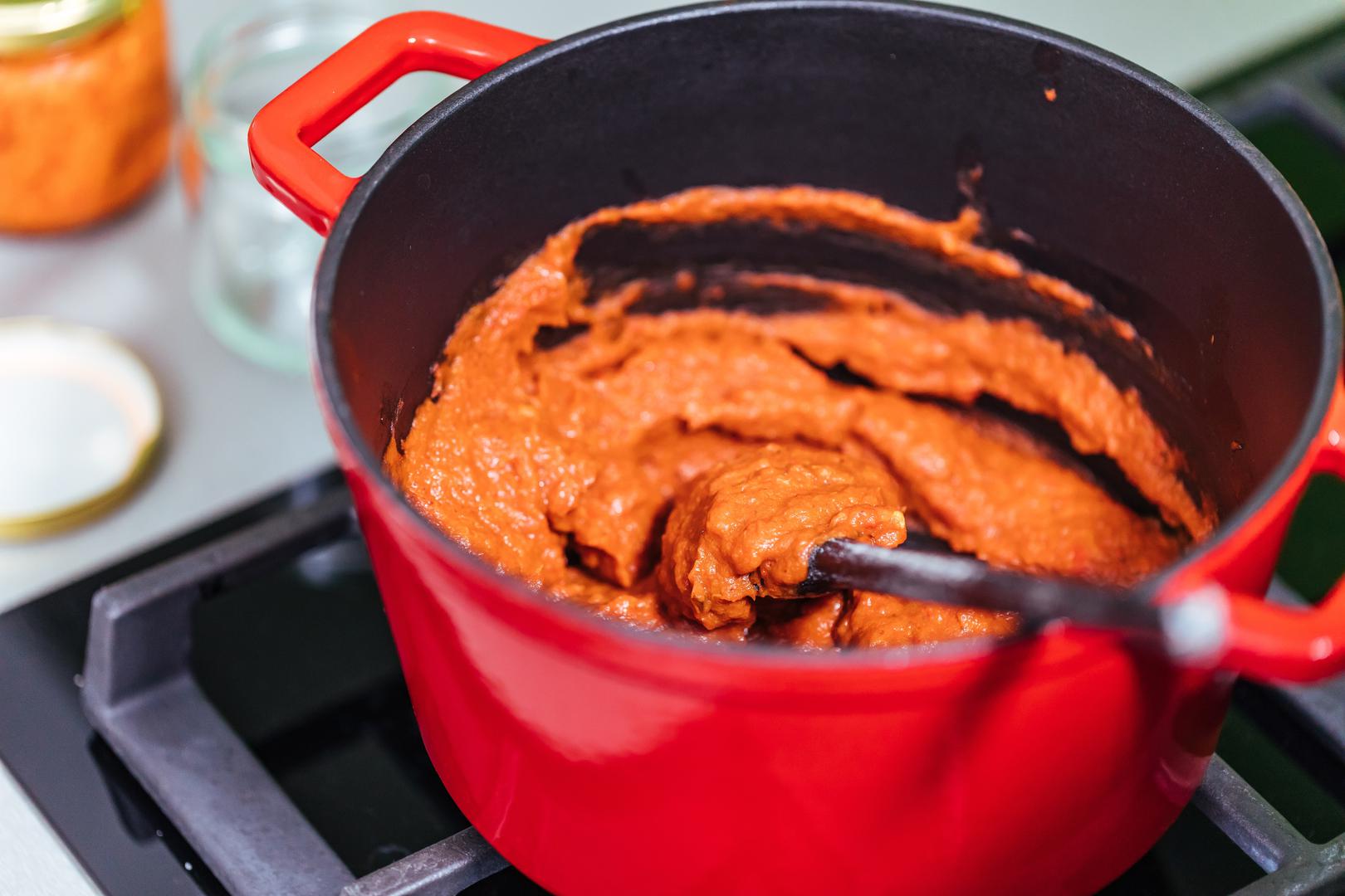 U 'tradicionalnom' receptu za ajvar, paprike je potrebno peći na roštilju, a neki ih peku i u pećnici. Najbrže je to ipak učiniti na tavi. 