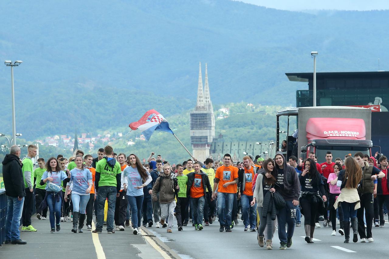 16.05.2014., Zagreb - Vise od sedam tisuca maturanata stiglo je na Bundek gdje su se nastavljali zabavljati ispod satora i u parku.  Photo: Sanjin Strukic/PIXSELL