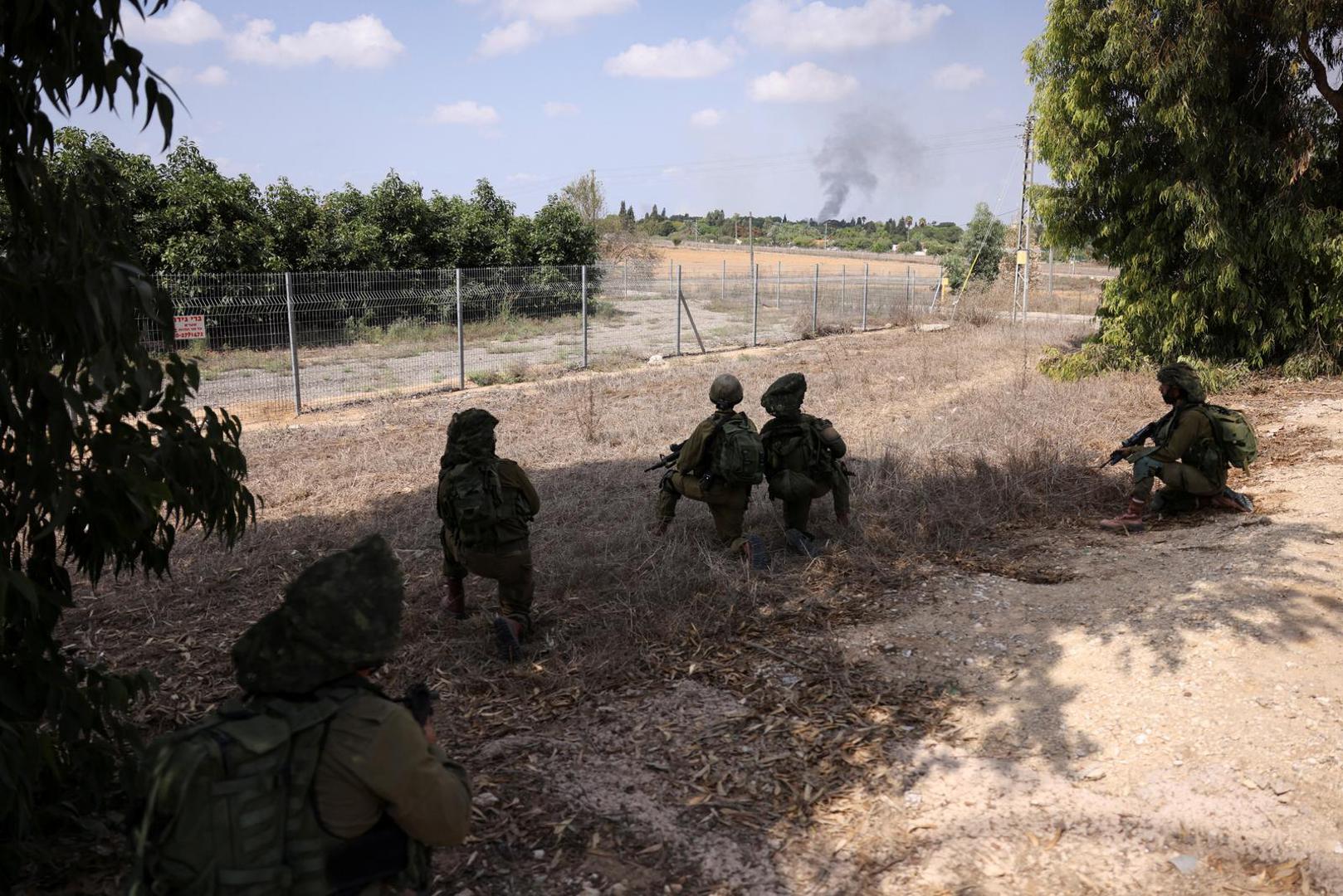 Israeli soldier take position by the entrance to Kibbutz Kfar Aza, in southern Israel, October 10, 2023. REUTERS/Ronen Zvulun Photo: RONEN ZVULUN/REUTERS