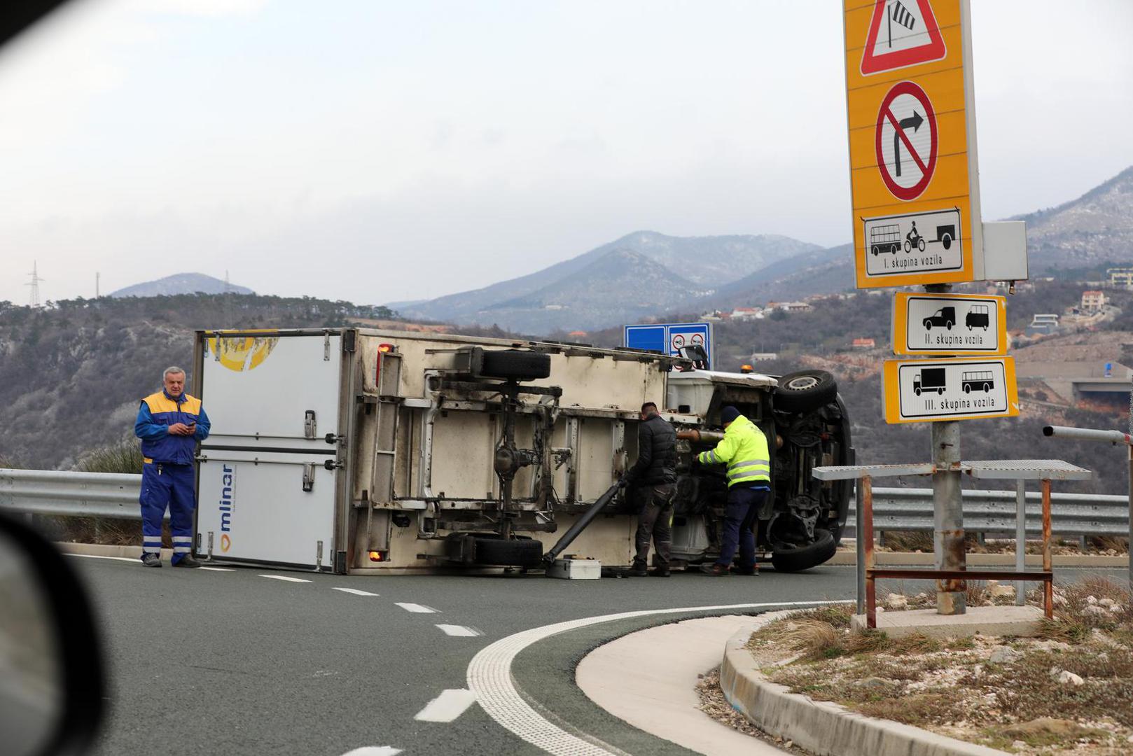 01.03.2023., Kraljevica -  Olujna bura prevrnula je jutros dostavno vozilo na kruznom toku kod skretanja za Krizisce i Kraljevicu. Ozljedjenih osoba nema.  Photo: Goran Kovacic/PIXSELL